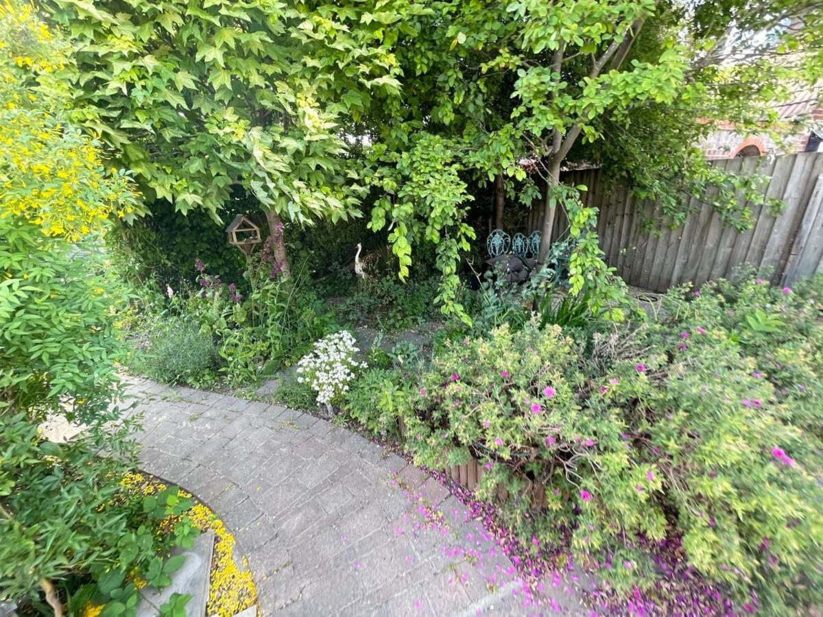 Large 4 Bedroom Home With Garden And Free Parking CBG Exterior foto