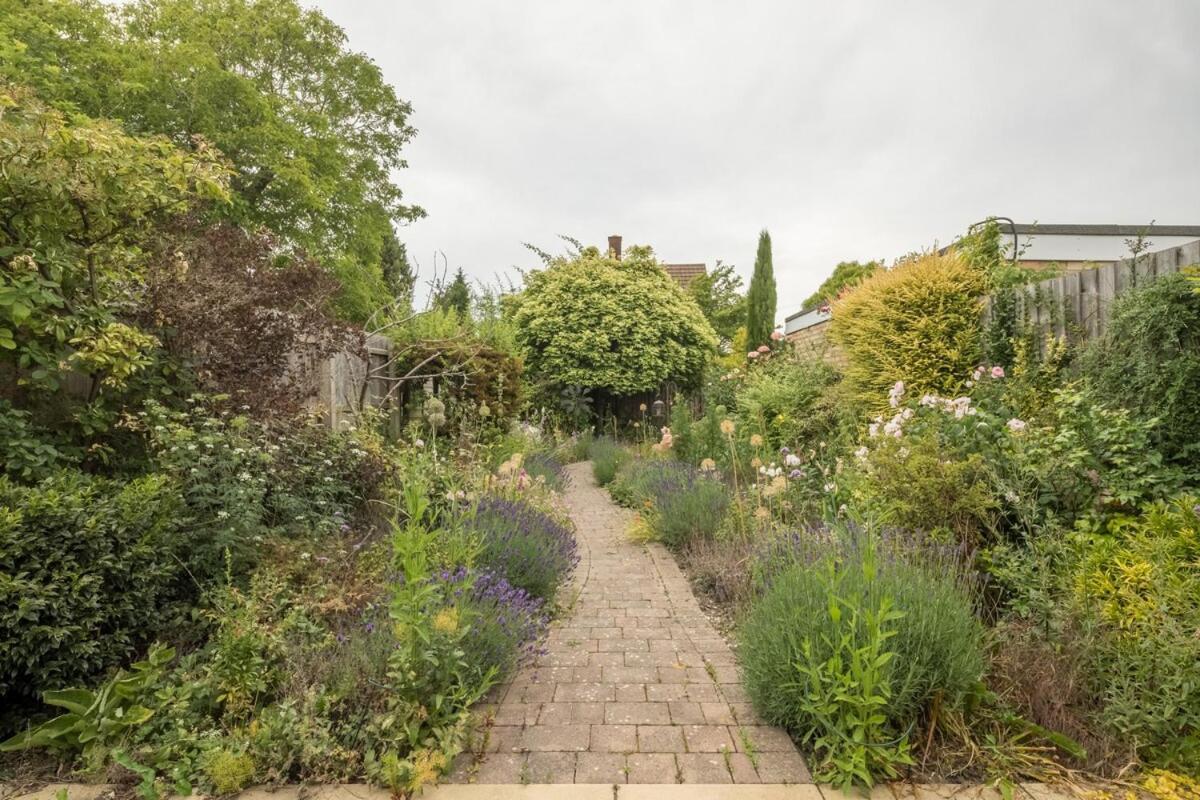 Large 4 Bedroom Home With Garden And Free Parking CBG Exterior foto
