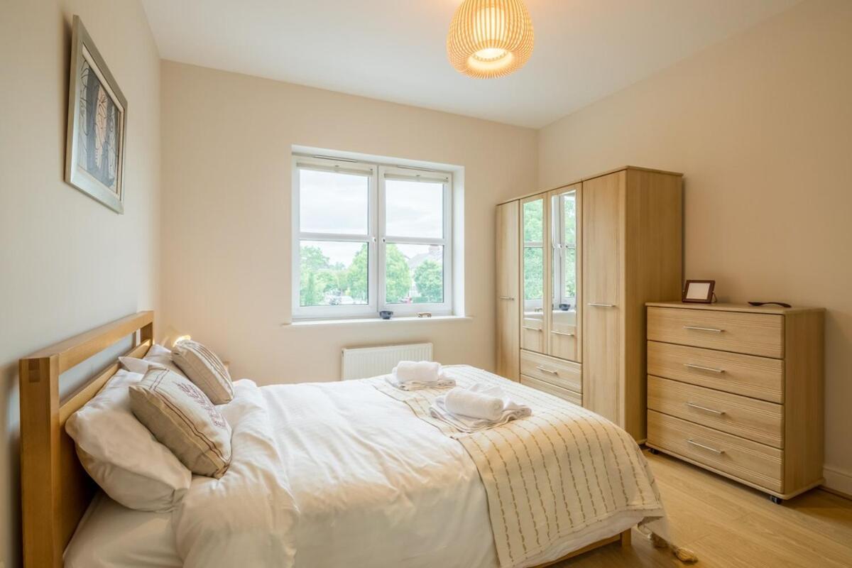Large 4 Bedroom Home With Garden And Free Parking CBG Exterior foto