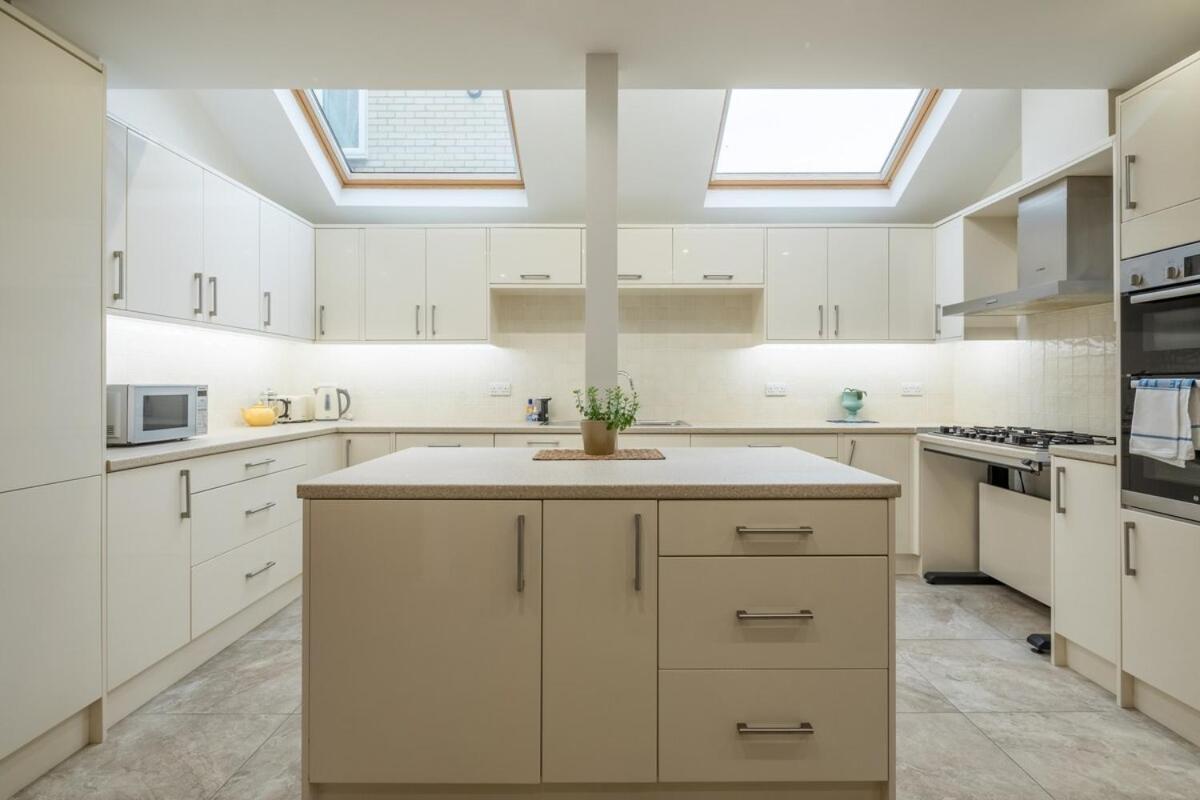 Large 4 Bedroom Home With Garden And Free Parking CBG Exterior foto