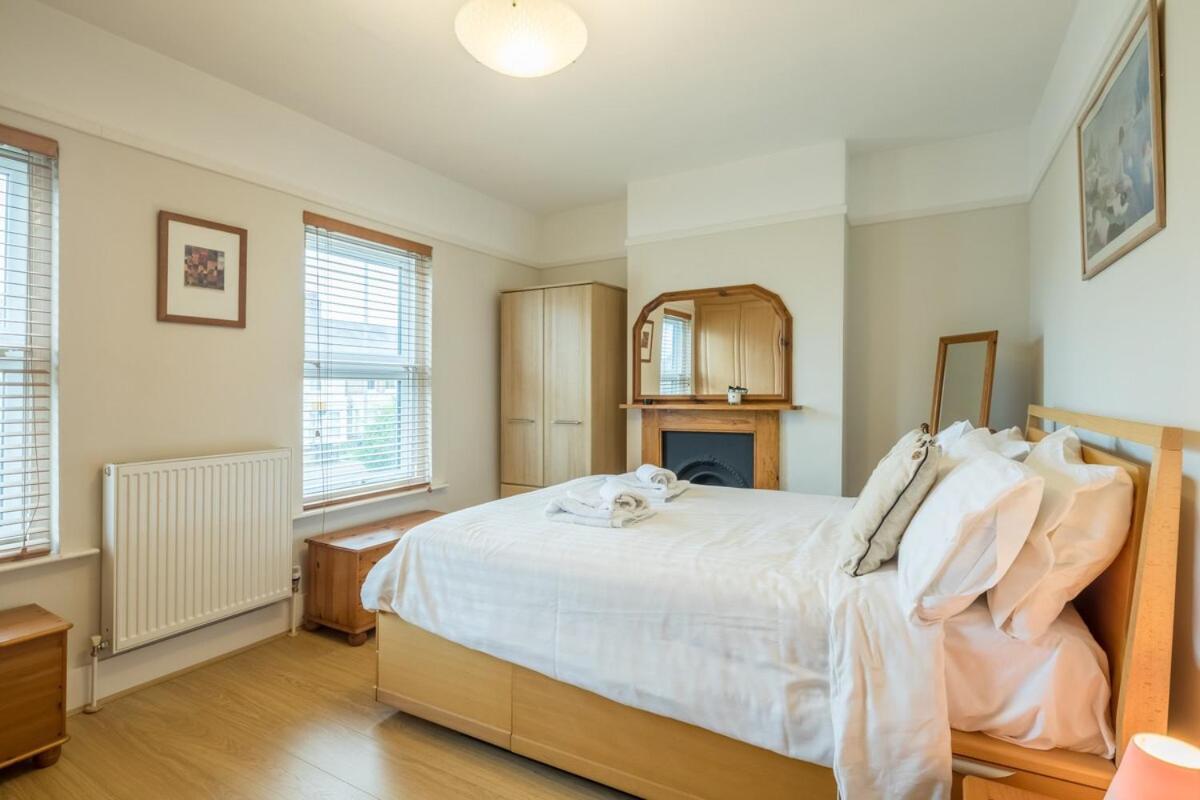 Large 4 Bedroom Home With Garden And Free Parking CBG Exterior foto